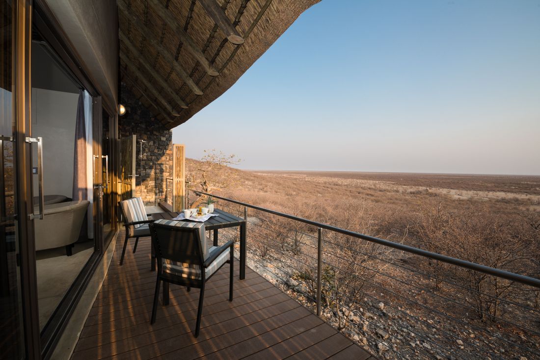 La terrasse privée d'un chalet de luxe à Safarihoek, avec une table pour deux surplombant les plaines.