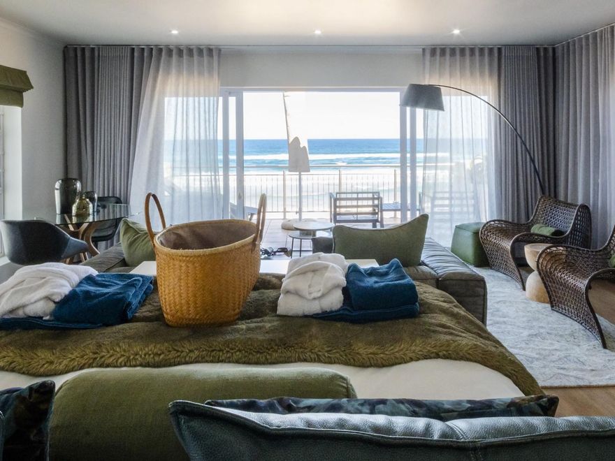 Luxuriöse Suite direkt am Strand mit toller Aussicht aufs Meer, einem bequemen Kingsize-Bett und modernem Küstendesign in der Beach Villa Wilderness.